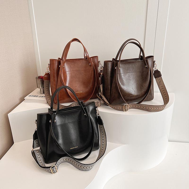 Handbag, Women's Retro Tote Bag, Large Capacity, Simple and Fashionable, Single Shoulder Commuting Bag, Textured Crossbody Bag