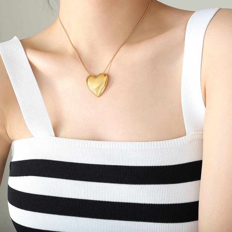 Collier Ras-du-cou Os de Serpent d'Inspiration Française avec Pendentif Cœur Plaqué Or 18 carats