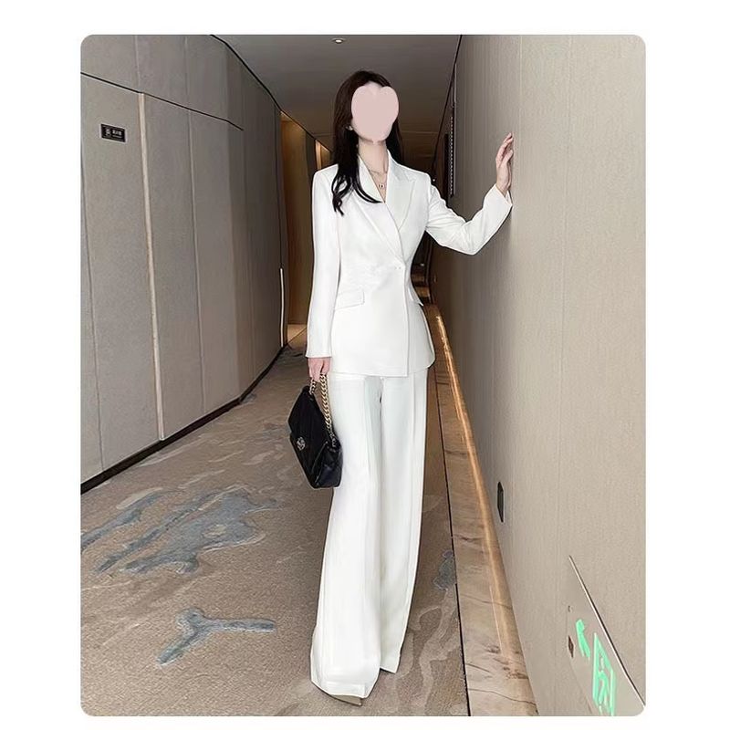 

Звездный стиль, белый конференц-деловой костюм White M