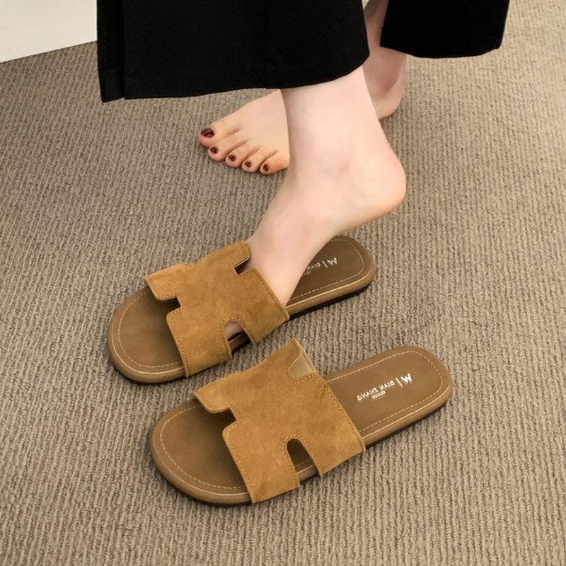 Flat bottom beautiful cool slippers women's summer wear 2025 new high-end soft bottom silver seaside beach one-word