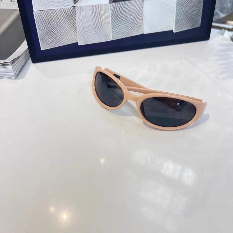 Jennie-Style GM Cat-Eye Sunglasses with Interchangeable Accessories – Retro, High-End, UV-Protected Summer Shades