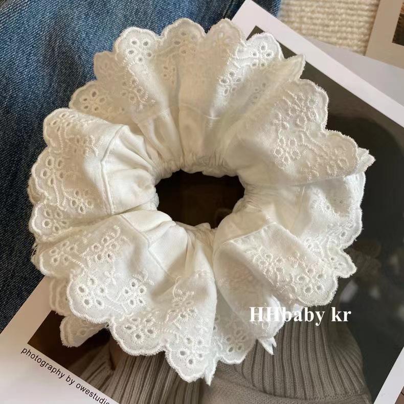 Zhao Lusi Doppellagiges Spitzenhaargummi – Französische Handarbeit, große Größe, Nischenstil