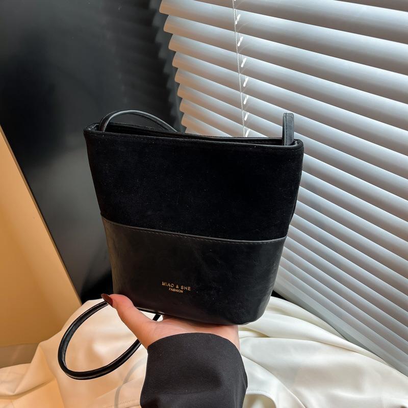 Premium matte leather splicing bucket bag women's new fashionable retro lightweight small bucket bag casual messenger bag