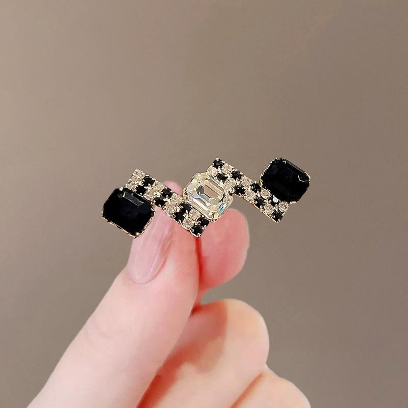 The Small Brooch Exudes A High-end Elegant and Simple Charm The Brooch Is A Perfect Accessory for Overcoats and Suits