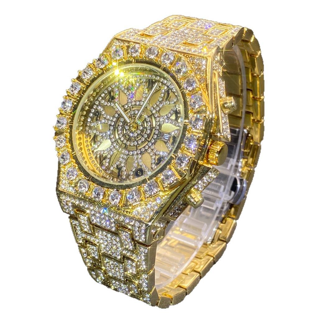 Herrenuhr mit arabischen Ziffern und Vollbesatz mit Diamanten