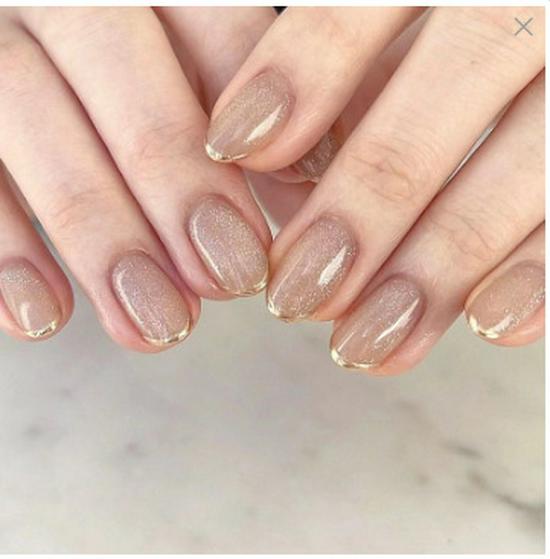 

Элегантные французские минималистичные ногти короткой овальной формы с золотым глиттерным краем для свежего маникюра Black Jelly Glue + File (Shein)