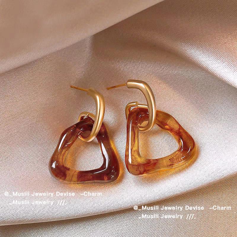 Boucles d'oreilles simples haut de gamme pour femmes automne/hiver 2025: Design polyvalent avec le système de couleur Maillard