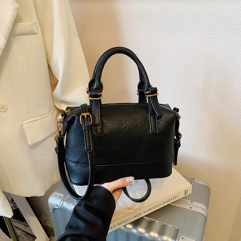 This Year, Popular Bags Are Women's 2025 New Trendy Handbags, Autumn and Winter High-end Retro Shoulder Messenger Pillow Bags.