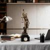 Lady Justice Statue Harzfigur Ornament Mit Uhr Waage der Gerechtigkeit Skulptur Für Zuhause Büro Arbeitszimmer Wohnzimmer Schlafzimmer