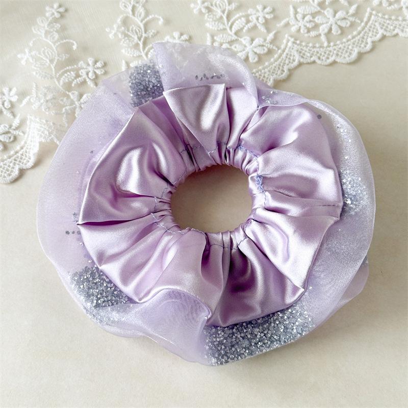 

Scrunchie Corak Klasik Dengan Kemasan Trim Gelap Nampak Mahal Untuk Gaya Harian Yang Lebih Bergaya Dan Menyerlahkan Keyakinan Diri Setiap Hari фиолетовый