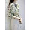Zomerblouse voor dames van chiffon met groene bloemenprint en ruches aan de zoom.
