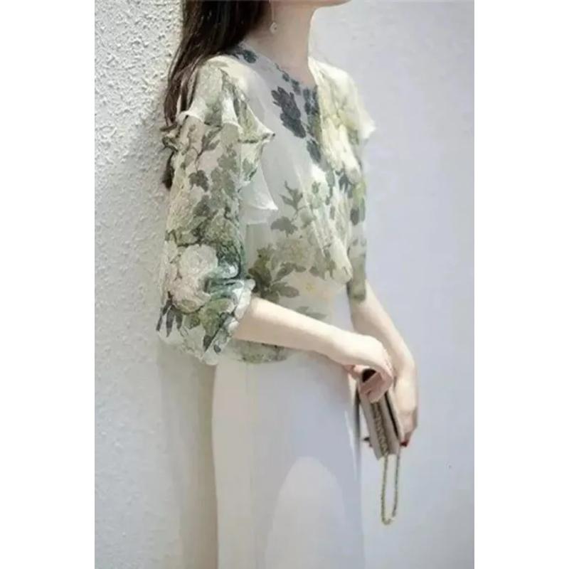Zomerblouse voor dames van chiffon met groene bloemenprint en ruches aan de zoom.