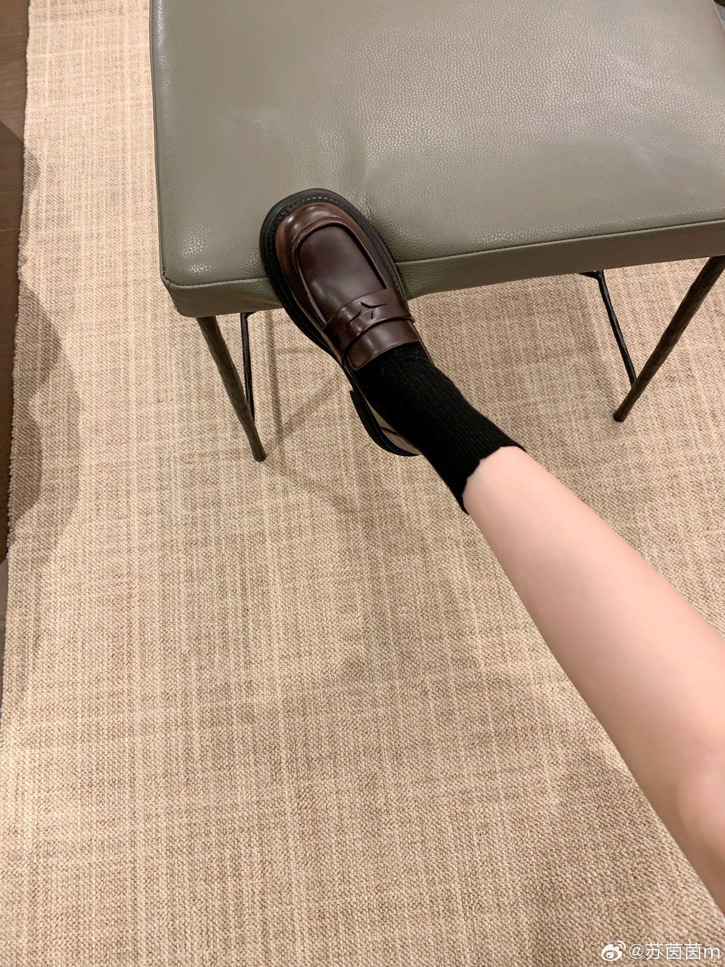 

Полированная круглая головка толстая подошва толстый каблук одна педаль женская 40