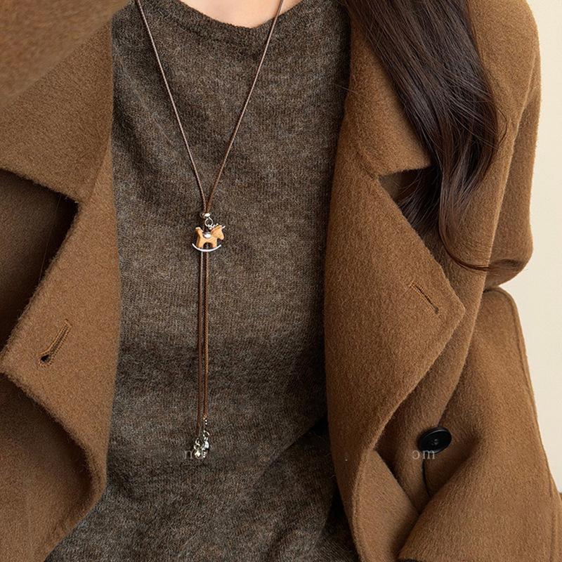 

Vintage wood star pony pendant necklace new Chinese temperament natal year sweater chain neck chain