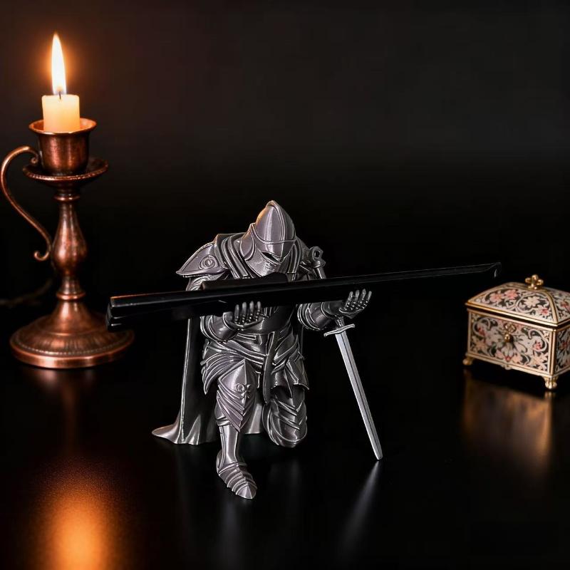 1Pcs Knight Desk Small Statue Ornaments Armored Retro Soldier Pen Holder Desk Accessories Warrior Pencil Stand