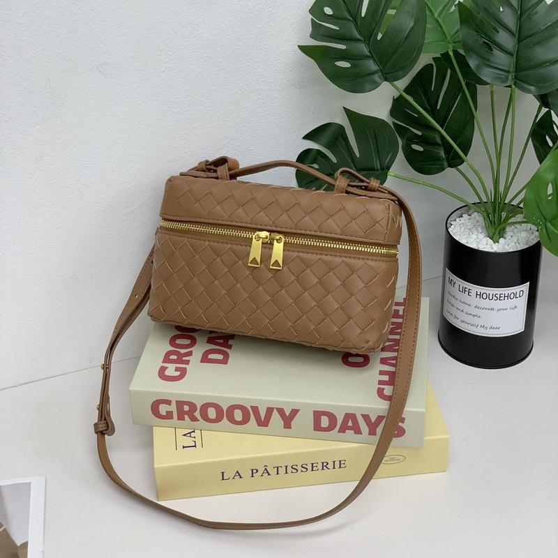 

2026 New Genuine Leather Women s Bag Fashion Weaving 22 Lunch Box Mini Small Square Handheld Shoulder Cross Border 22x14x7cm
