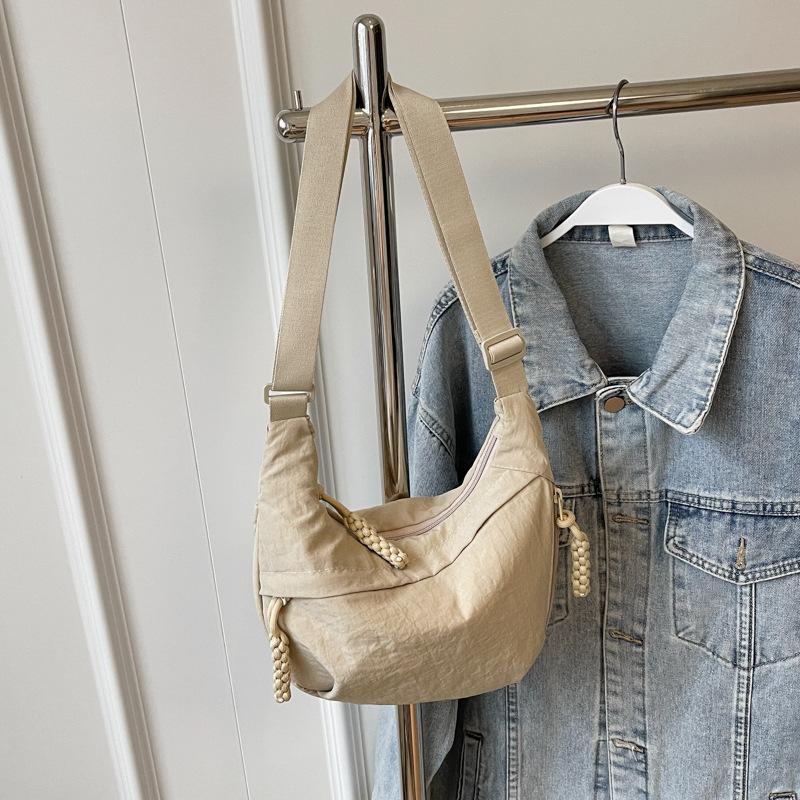 

Легкая сумка женская новая повседневная нишевая дизайнерская сумка через плечо, сумка-мессенджер, сумка-пельмень для учебы и работы бежевый