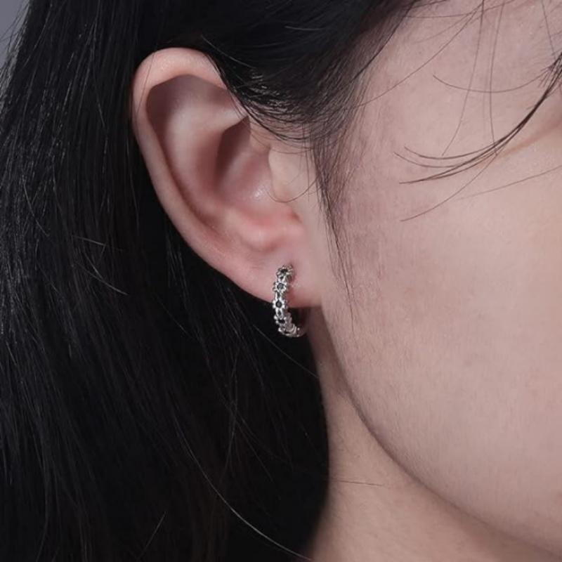 Czarno-biały wzór Kolczyki koła z czarną cyrkonią w kształcie kwiatu