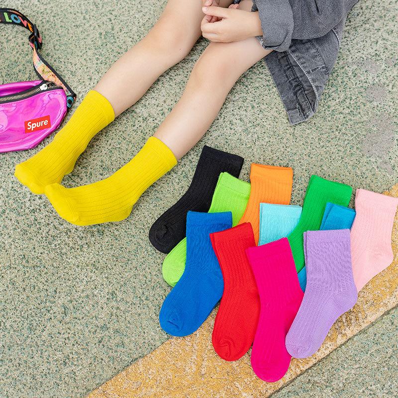 Frühling Herbst neuer Stil Kindersocken gekämmte Baumwolle farbige Süßigkeiten mittellange Baumwollsocken für Jungen Mädchen niedliche Studentensocken