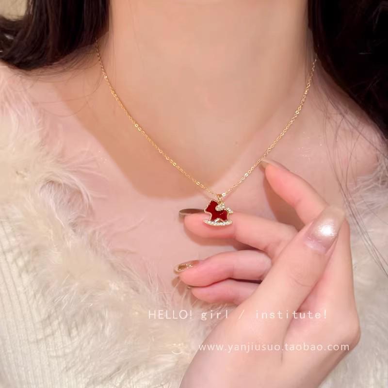 "Trendy High-End Pearl Necklace: Versatile Titanium Steel Clavicle Chain for Women"