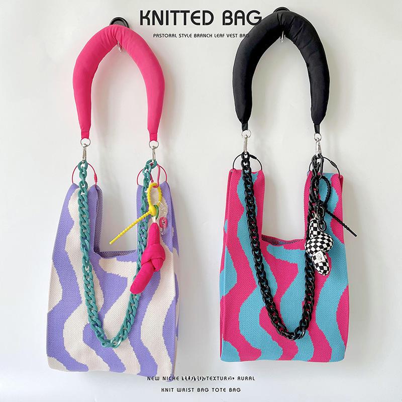 Pletená kabelka přes rameno v barevném kontrastu: Unikátní, Všestranný a Prostorný.