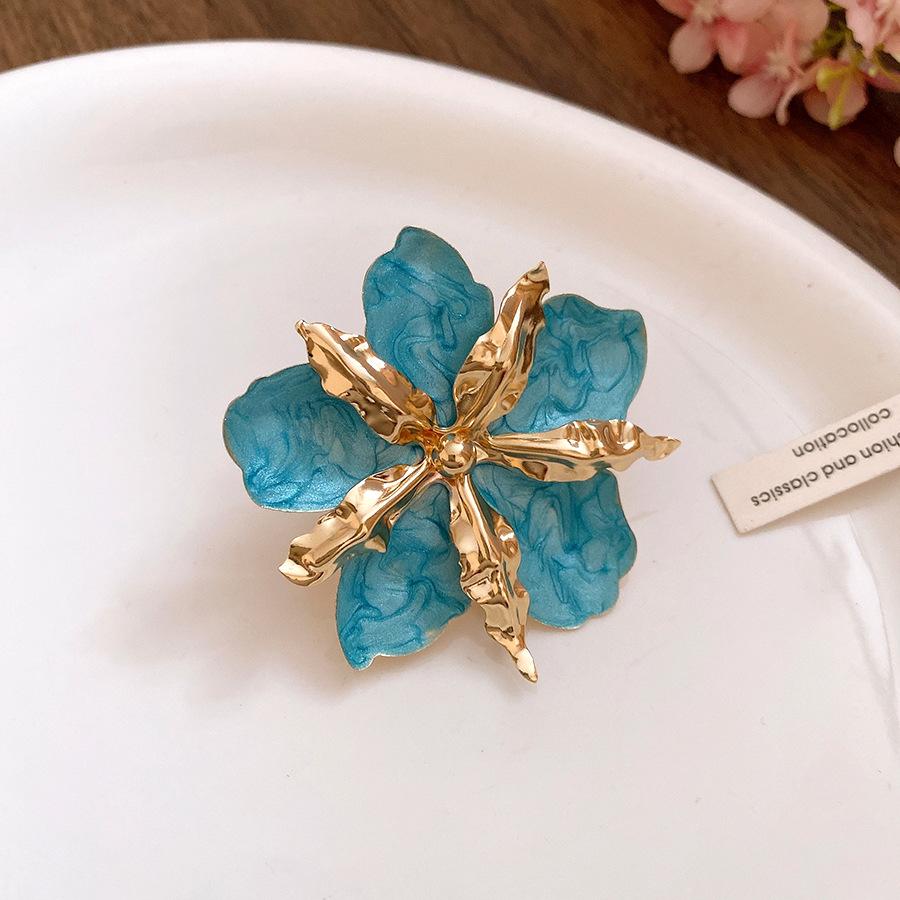 

Steel needle metal oil drip pleated flower stud earrings resort style exquisite fashion simple earrings light luxury high-end earrings