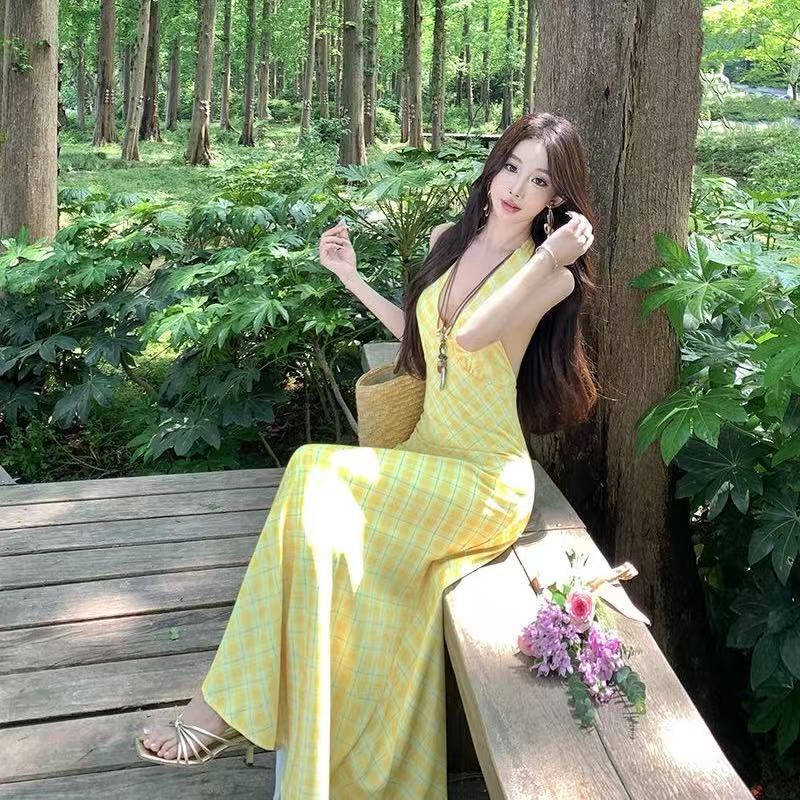 Fashion Temperament Romantic French Minimalist Sexy V-neck Neck Dress Women's Design Sense Gentle Holiday Style Dress