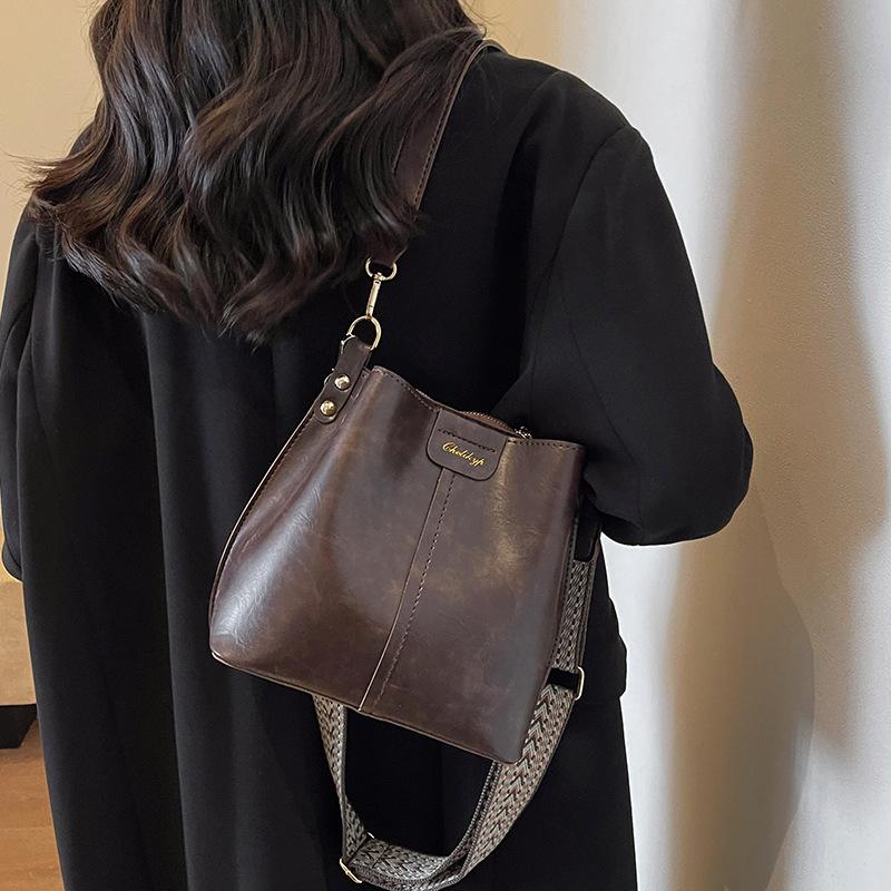 Bag Korean high-end sense versatile bucket bag autumn and winter retro niche design new broadband messenger bag women