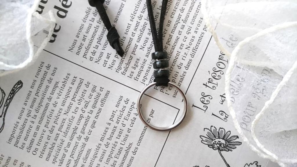 Glasses Holder and simple stainless steel ring pendant sunglasses and glasses holder leather and [flower storm] (Flower Storm) Lightweight (glasses