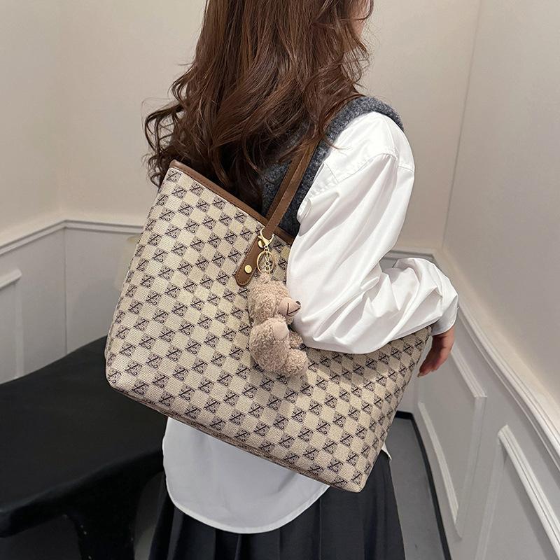 Textured handbag 2025 new large-capacity winter tote bag Korean version of foreign style class commuting fashion shoulder bag