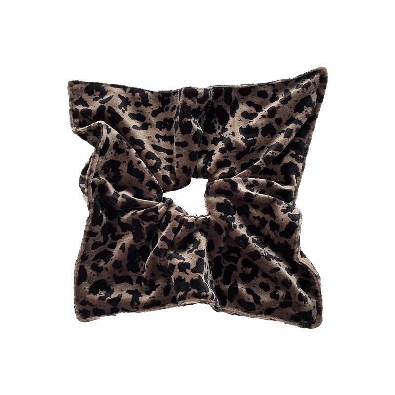 Flokowana zimowa opaska do włosów w panterkę - Wszechstronna, szykowna i ciepła dla pań