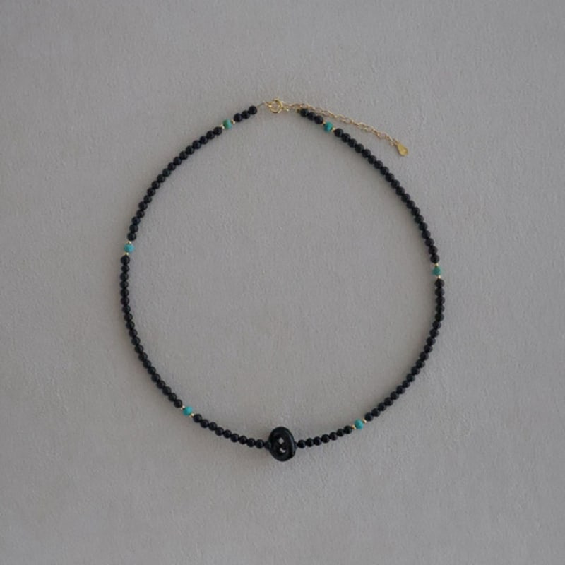 APIOH TINY ONYX NECKLACE