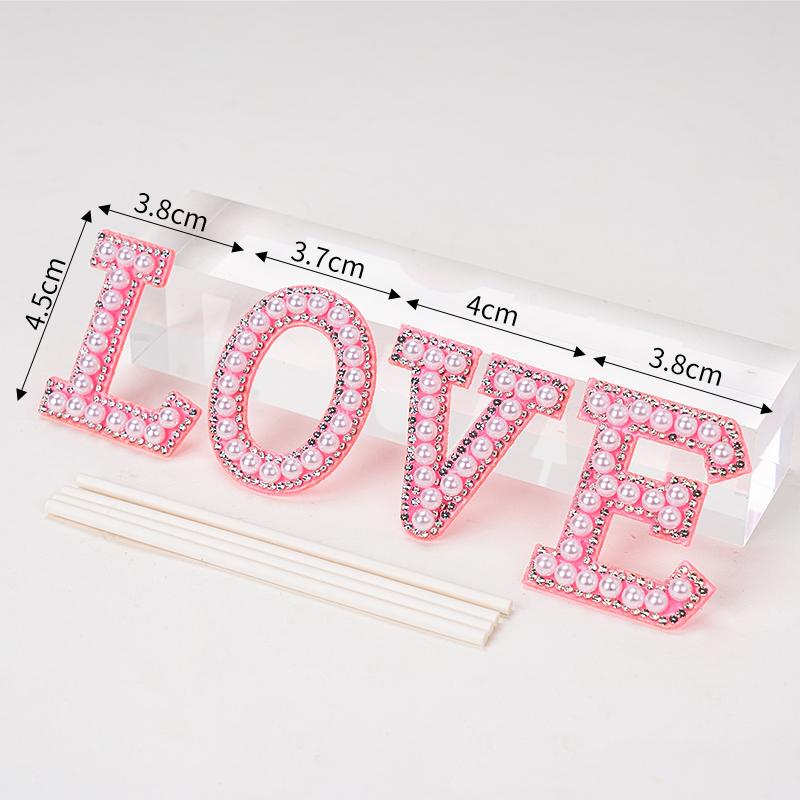 Minimalistischer Tulpen-Kuchenaufsatz mit frischen Blumen und Band für den Muttertag oder Geburtstag