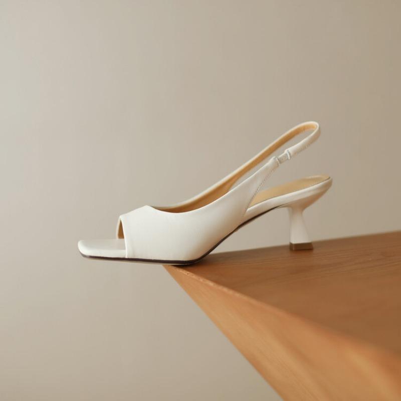Nové sandály na tenkém podpatku a jednoduché módní vysoké podpatky