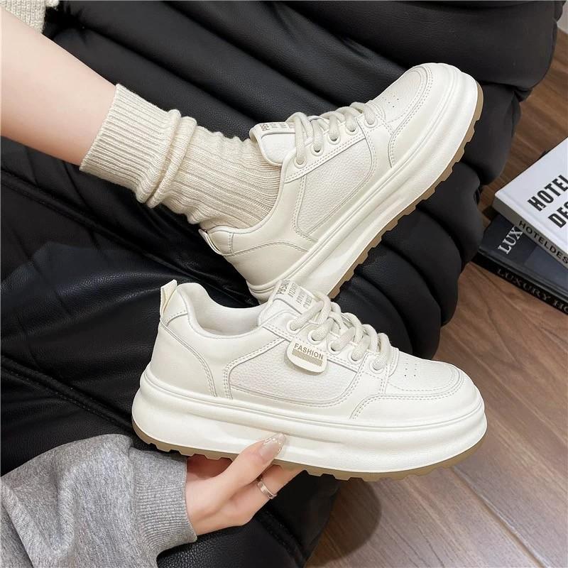 2025 new little white shoes women's summer versatile thick-soled heightening popular women's shoes super fire soft-soled casual board shoes