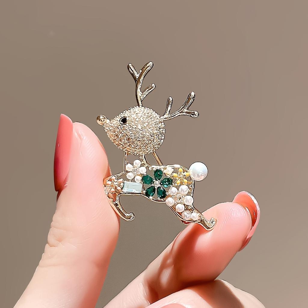 Cute Christmas And New Year Reindeer Brooch for Women, Exuding Elegance High-End Charm, Versatile And Exquisite, a Luxurious Accessory for Clothing