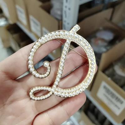 Kore Tarzı Broş Pin Mektup Sahte İnci Bayanlar Galvanik Kazak Takım Elbise Broş