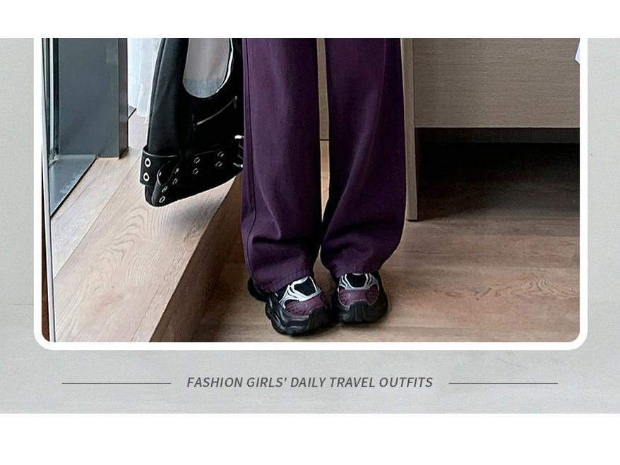Damen Jeans mit weitem Bein in Traubenlila mit Lederpatch - Trend Frühherbst 2025.