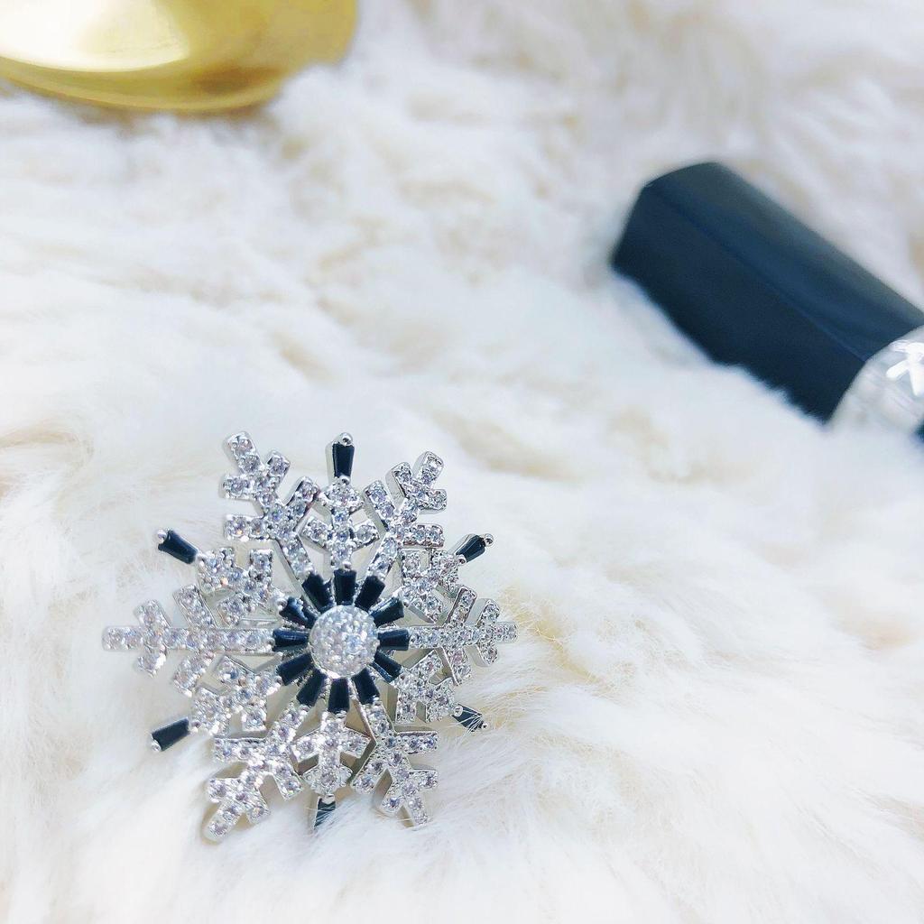 Exquisite Women's Snowflake Ring: Light Luxury Christmas Gift