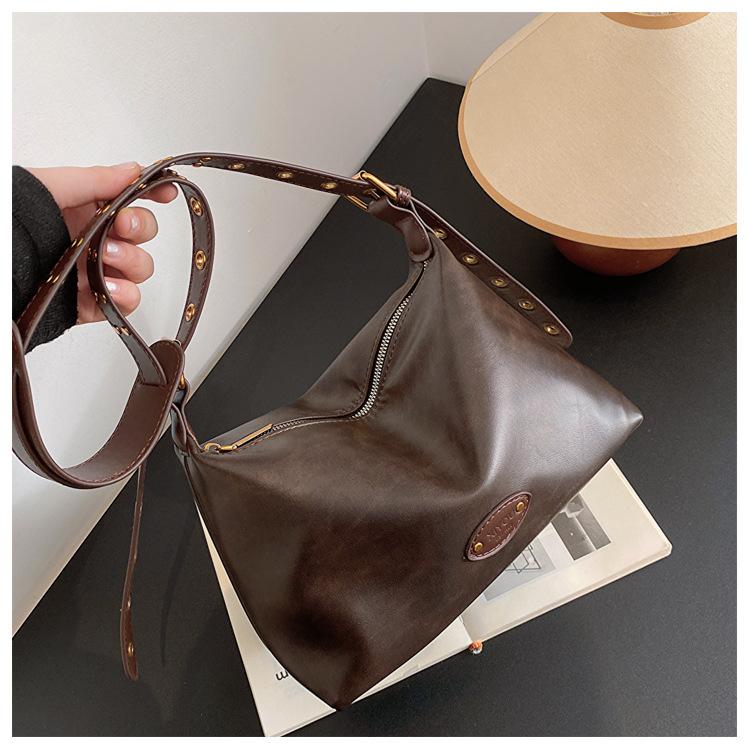Retro fashion underarm bag women's new 2023 autumn and winter simple versatile tote bag high-end commuter shoulder bag