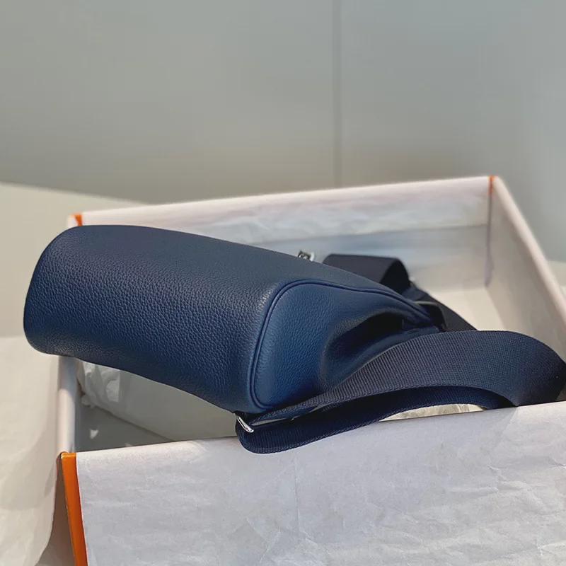 Hochwertige Unisex-Brusttasche im H-Stil: Echtes Togo-Leder, oberste Schicht Rindsleder, Vollstahlbeschläge.