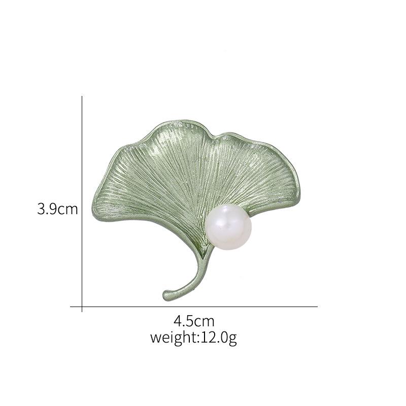 Baroque Pearl Leaf Insignia Brooch - Retro European & American Gold Pin Accessory