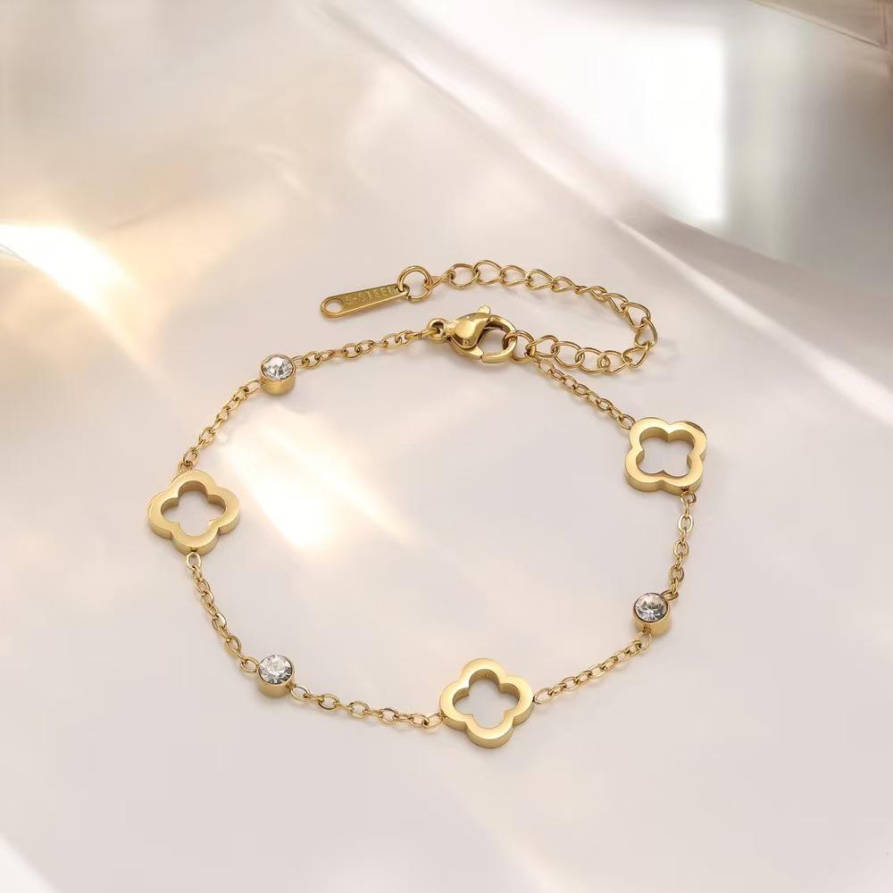 18 Karat Gold Kleeblatt Schmuckset: Halskette, Armband und Ohrringe aus Titanstahl mit Zirkonia. 18K Gold white