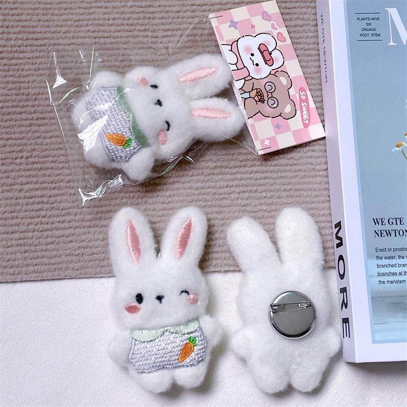 Entzückende Kaninchen-Plüschpuppe: Weich, Niedlich, Ganzkörper-Hasenmädchen Herz-Tasche Brosche Accessoire.