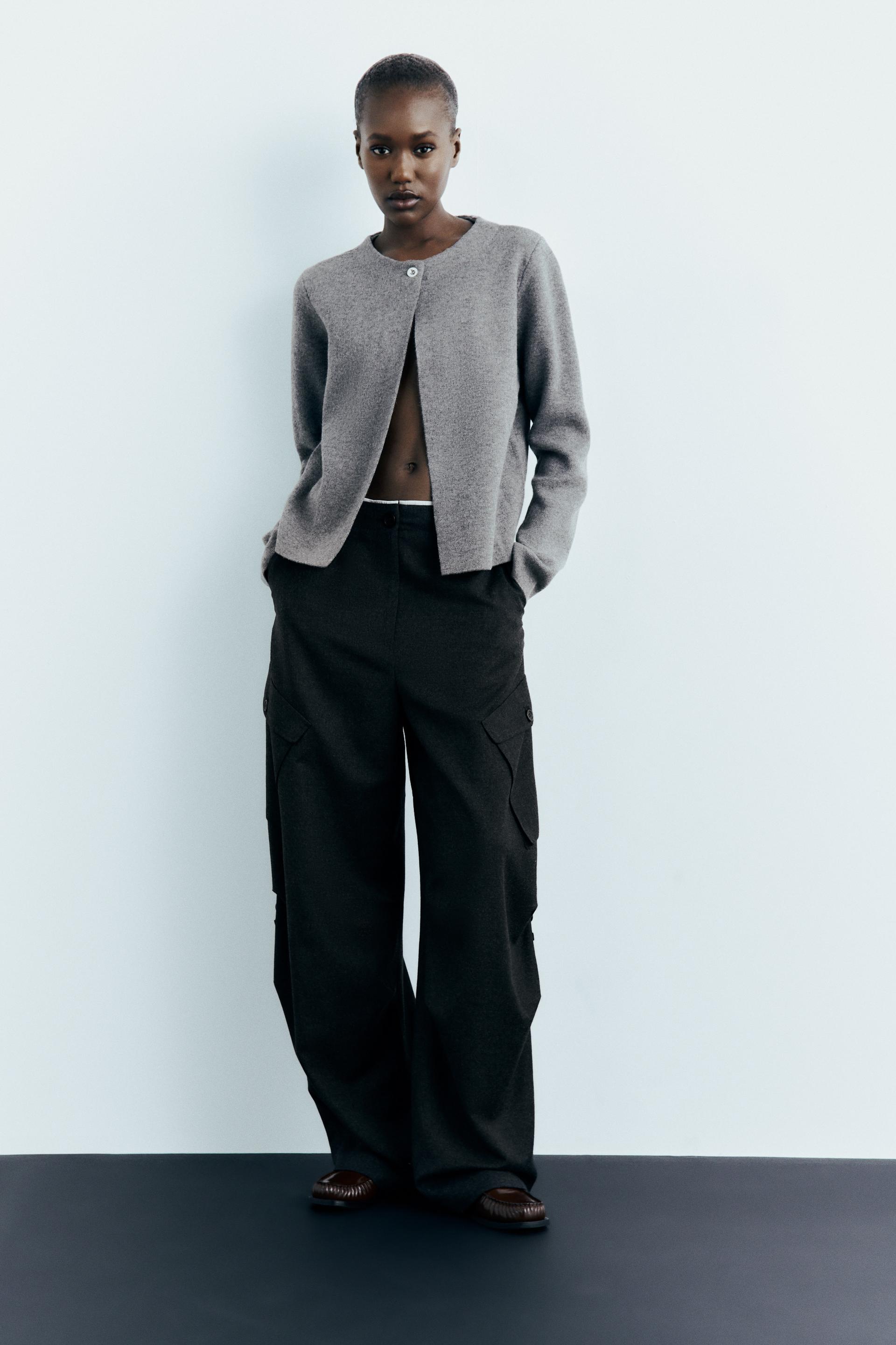 

ВЯЗАННЫЙ КАРДИГАН С МЕТАЛЛИЧЕСКОЙ ПУГОВИЦЕЙ