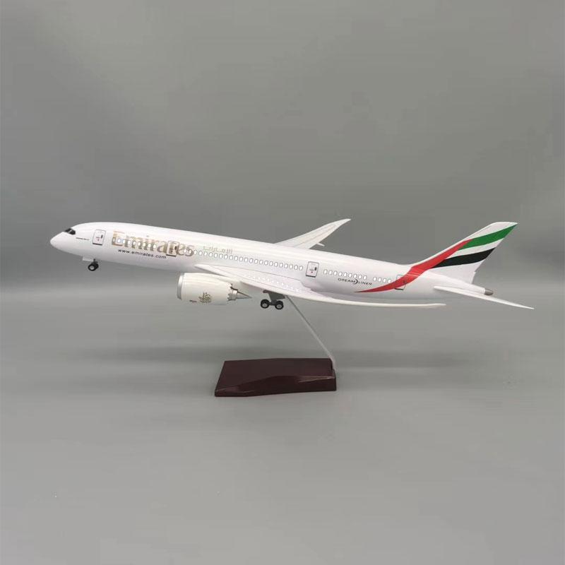 

Модель самолета Украшение для дома 1:130 Масштаб 43см B787 Модель самолета авиакомпании Emirates Пластиковая смола с колесами Сувенир NO LED