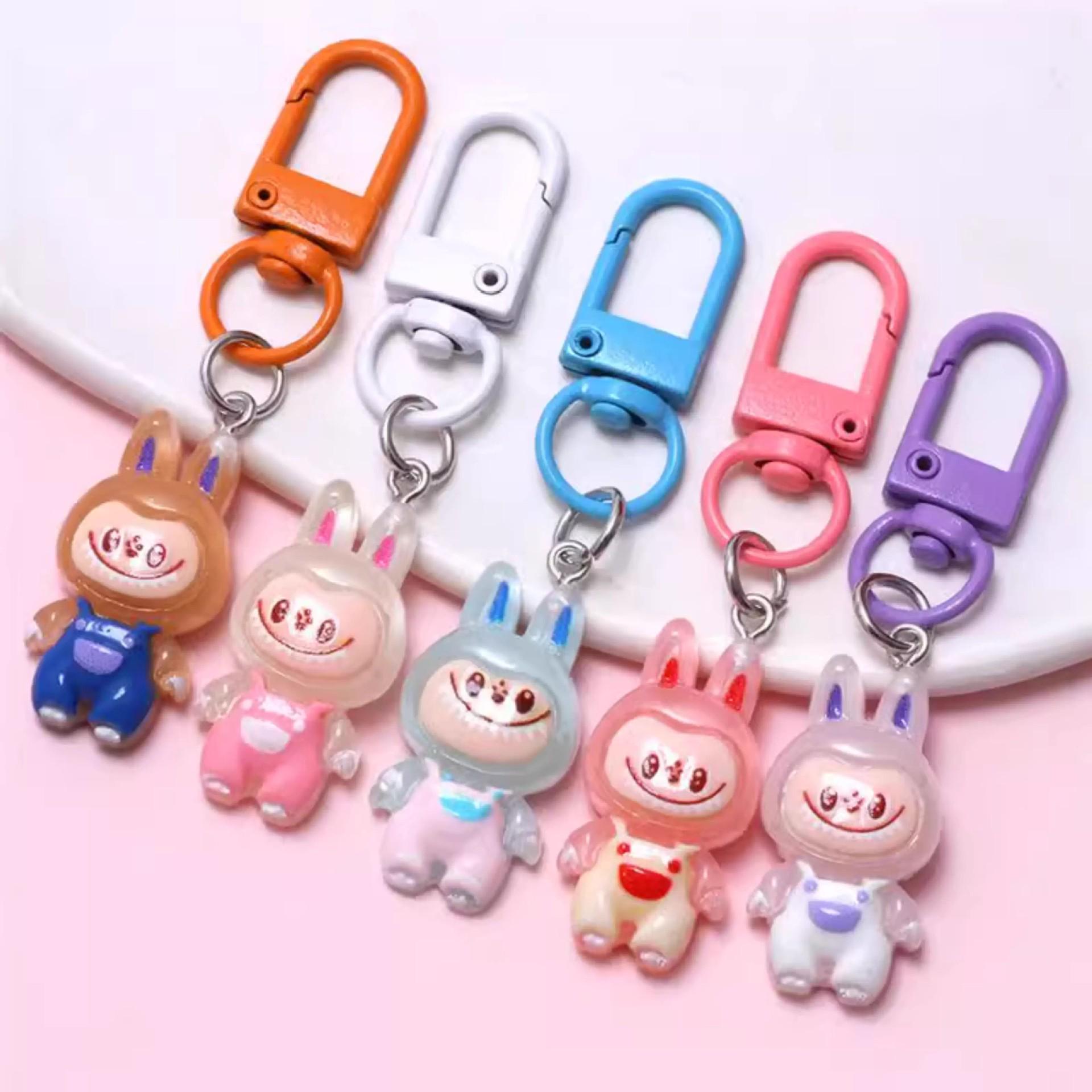 

Светящийся в темноте мультяшный брелок Лабубу - Милый шарм для сумки и красочный аксессуар для студенческого билета