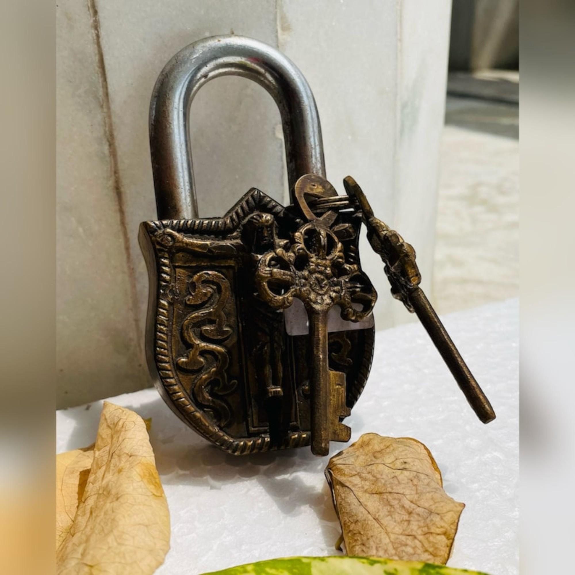 

Латунный замок с дизайном Иисуса Христа и ключами: Изготовленное вручную, уникальное и функциональное — очаровательное решение для обеспечения безопасности.