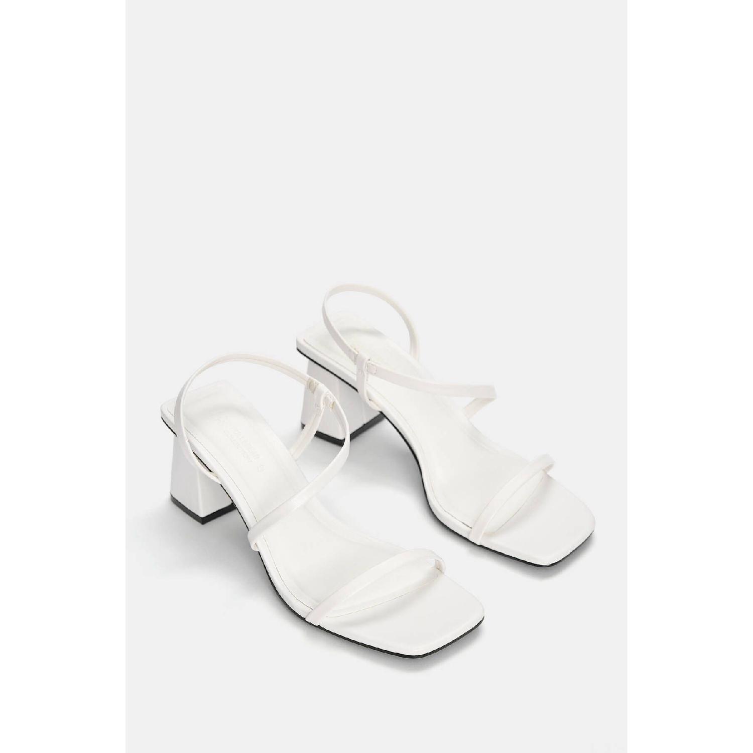 

Сандалии на каблуке с ремешками