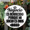 2D Flach 1 Stück Vintage Geschäftsschild Hängende Aluminium Dekoration Plakette, Schild mit Schriftzug "Negocio Es Bendecido Porque Mi Socio Es Dios", Büro Dekoration